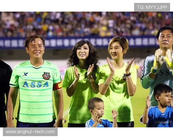 足球明星与凉山女友的浪漫故事及其背后的情感历程揭秘 足球明星与凉山女友的浪漫故事及其背后的情感历程揭秘