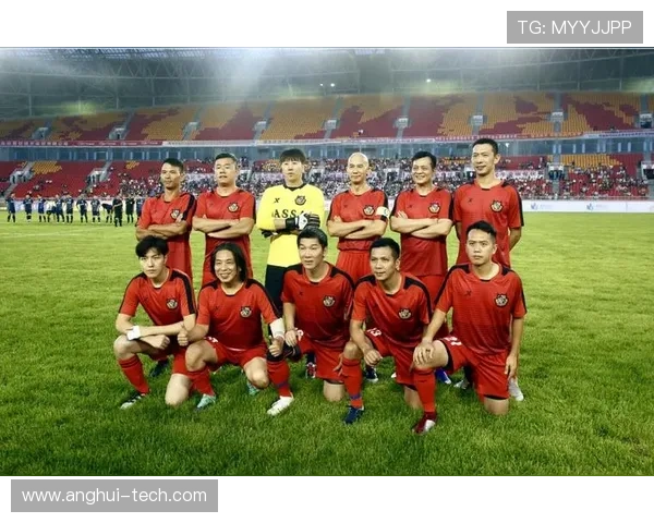 香港足球明星队携手舞龙传承传统文化展现团结精神 香港足球明星队携手舞龙传承传统文化展现团结精神