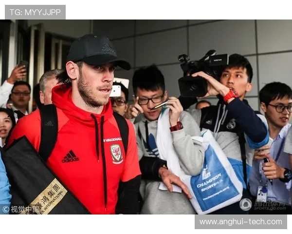 足球明星贝尔展现阳光微笑瞬间引发球迷热烈追捧与喜爱